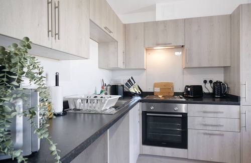 George Green Apartamento | Modern 2BR/ 2BA Heathrow Apartment + Free Parking