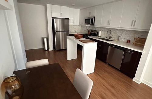 Downtown Apartamento | Modern 2BR/2BA Near Glendale Galleria – Walk to Shopping & Dining!