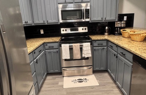South Arlington Casa | Modern 2BR,2BA Retreat near AT&T Stadium, Six Flags & Epic Waters, globe