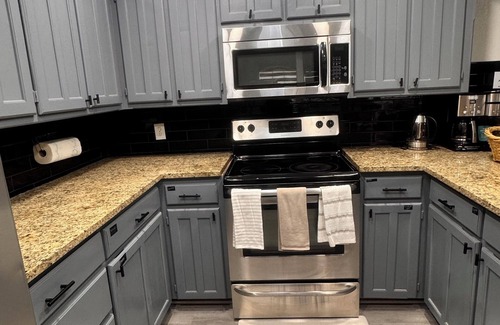 South Arlington Casa | Modern 2BR,2BA Retreat near AT&T Stadium, Six Flags & Epic Waters, globe