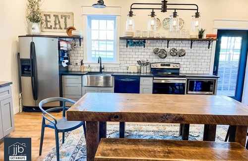 Loudonville Casa | Modern 2BR/2BA with hot tub, pool table, cornhole, fire pit—your perfect Mohican base!