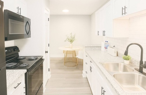 Garden Oaks Apartamento | Modern 2BR Apt Pool+Gym+Free Parking Near Galleria