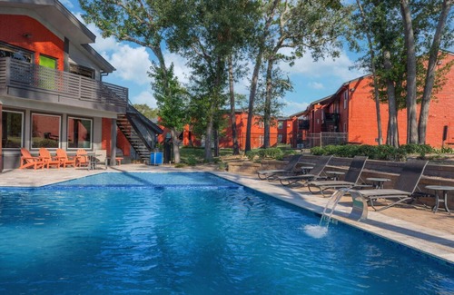 Garden Oaks Apartamento | Modern 2BR Apt Pool+Gym+Free Parking Near Galleria