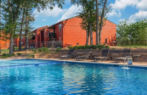 Garden Oaks Apartamento | Modern 2BR Apt Pool+Gym+Free Parking Near Galleria