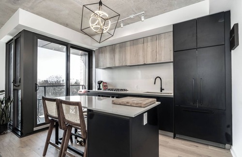 West Bend Condominio | Modern 2BR Art, Loft Style Condo