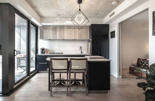 West Bend Condominio | Modern 2BR Art, Loft Style Condo