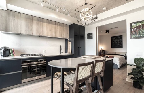 West Bend Condominio | Modern 2BR Art, Loft Style Condo