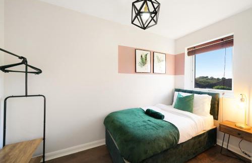 Aylesbury Casa | Modern 2BR Aylesbury Home, Sleeps 3, Parking, Work, Leisure, Friendly