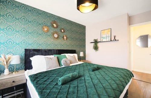 Aylesbury Casa | Modern 2BR Aylesbury Home, Sleeps 3, Parking, Work, Leisure, Friendly