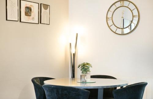 Aylesbury Casa | Modern 2BR Aylesbury Home, Sleeps 3, Parking, Work, Leisure, Friendly