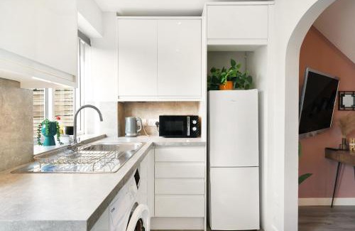Aylesbury Casa | Modern 2BR Aylesbury Home, Sleeps 3, Parking, Work, Leisure, Friendly