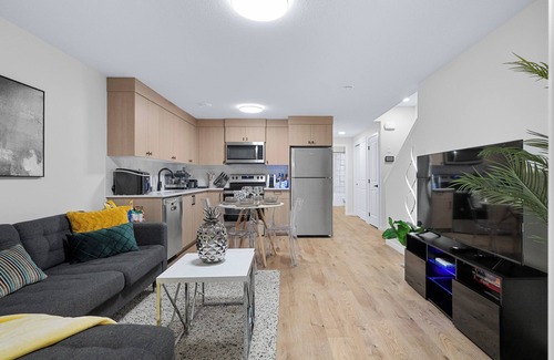 Keith Casa | Modern 2BR | Calgary| Near U of C, Hospitals & Banff. Family & Business Friendly