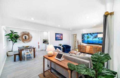 Huntington Beach Condominio | Modern 2BR Condo, Steps to Ocean, BBQ, Surfboard, XBOX & Ps4, E-bikes, Pets OK
