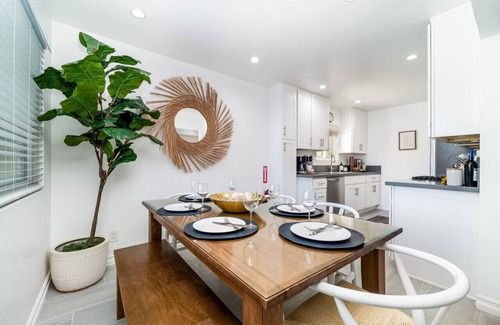Huntington Beach Condominio | Modern 2BR Condo, Steps to Ocean, BBQ, Surfboard, XBOX & Ps4, E-bikes, Pets OK