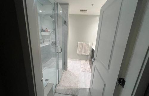 Killarney Apartamento | Modern 2BR Condo by Fraser River Riverwalk