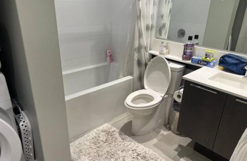 Killarney Apartamento | Modern 2BR Condo by Fraser River Riverwalk