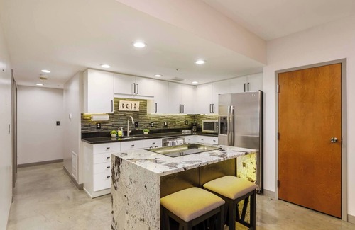 Short North Cama Y Desayuno | Modern 2BR Condo w/ Parking | Heart of Short North