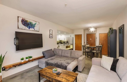 Short North Cama Y Desayuno | Modern 2BR Condo w/ Parking | Heart of Short North