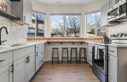 Sandy Casa | Modern 2BR Escape | Mountain Views & Gully Access