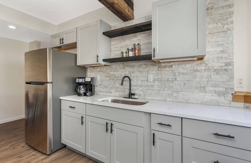 Sandy Casa | Modern 2BR Escape | Mountain Views & Gully Access