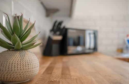 Croham Apartamento | Modern 2BR Flat-Terrace-Free Parking-Rail Station