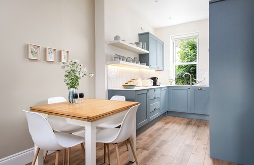 Cotham Apartamento | Modern 2BR Flat | Walk to Clifton | Free Parking