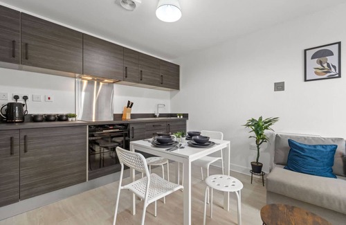 Killingbeck Casa | Modern 2BR Home Free Parking Ideal for Long Stays