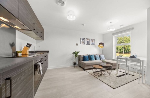 Killingbeck Casa | Modern 2BR Home Free Parking Ideal for Long Stays