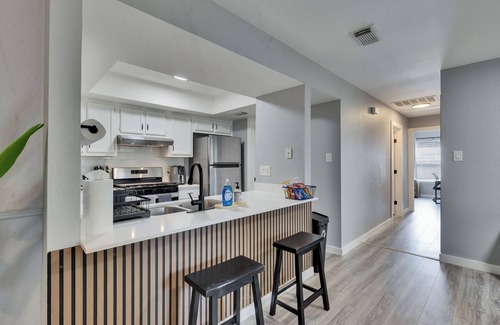 Los Indios Casa | Modern 2BR in North Austin! Pet Friendly + WFH Ready
