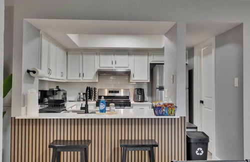 Los Indios Casa | Modern 2BR in North Austin! Pet Friendly + WFH Ready