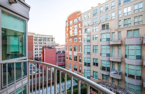 Penn Quarter Apartamento | Modern 2BR in Penn Quarter w/ Pool + large garden, near metro by Blueground