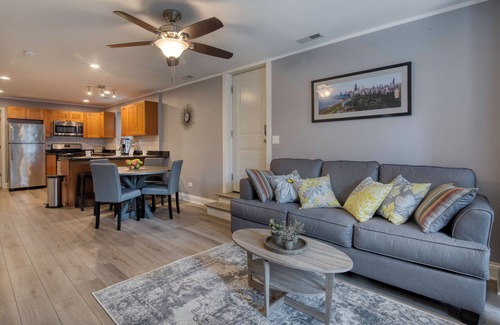 Roscoe Village Casa | Modern 2BR in Roscoe/Wrigley with Free Street Parking walk to Paulina Brown-line