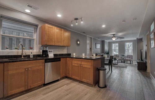 Roscoe Village Casa | Modern 2BR in Roscoe/Wrigley with Free Street Parking walk to Paulina Brown-line