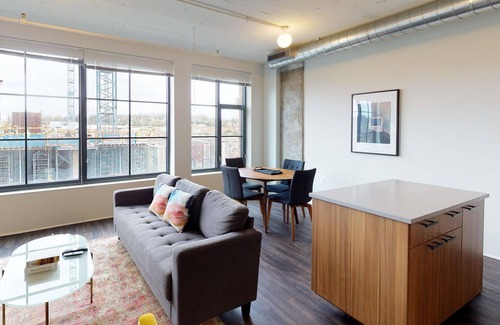 Eisenhower East Apartamento | Modern 2BR in The Carlyle District w/ Amenities