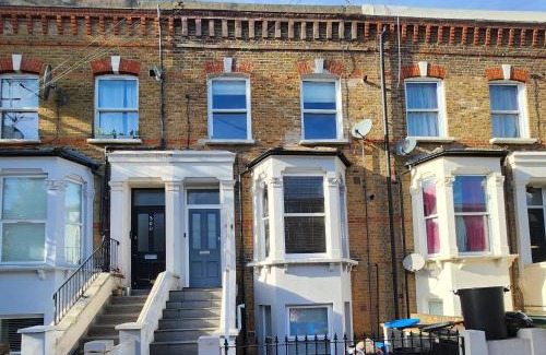 Queen's Park Apartamento | Modern 2BR London Apt Near Tube