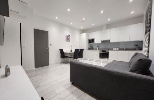 Queen's Park Apartamento | Modern 2BR London Apt Near Tube