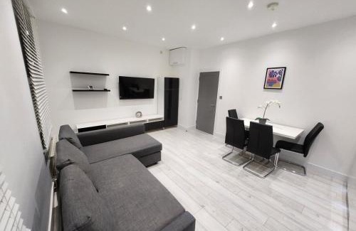 Queen's Park Apartamento | Modern 2BR London Apt Near Tube