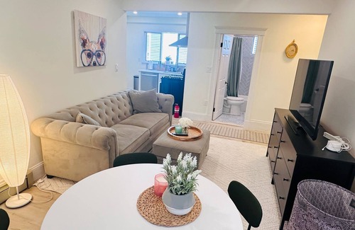 East Somerville Apartamento | Modern 2BR near subway & parking available