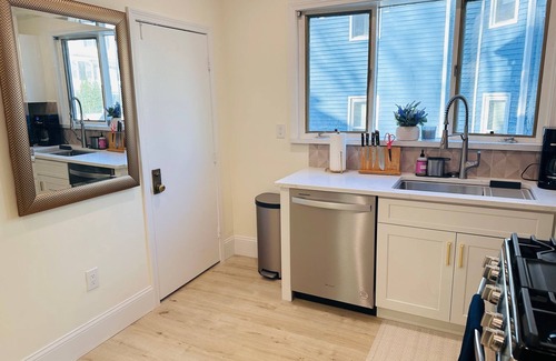 East Somerville Apartamento | Modern 2BR near subway & parking available