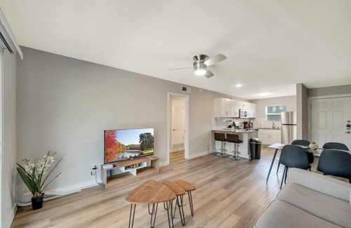 Hyde Park Apartamento | Modern 2BR Near UT Hyde Park Evonify