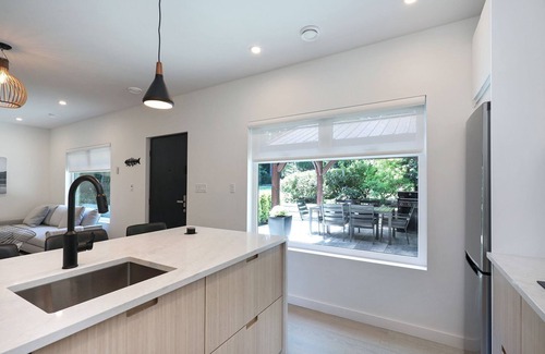 Courtenay Apartamento | Modern 2BR oceanfront apartment for sun, ski or mountain biking!