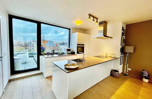 Klein-Antwerpen Apartamento | Modern 2BR Penthouse Near Diamond District by Oneluxstay