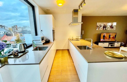 Klein-Antwerpen Apartamento | Modern 2BR Penthouse Near Diamond District by Oneluxstay
