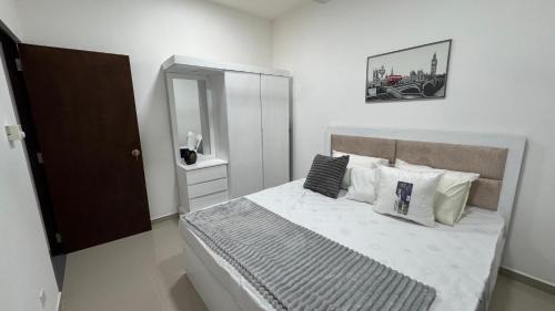 Kaduwela Apartamento | Modern 2BR Resort Apartment with Pool & Gym, Malabe