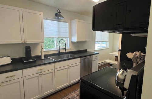 Williston Apartamento | Modern 2BR Retreat Central Williston Location