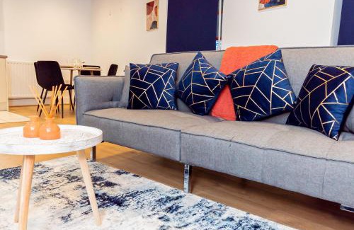 Southampton Casa | Modern 2BR Retreat in Southampton - Balcony, Free parking & Wifi