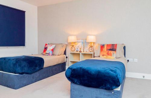 Southampton Casa | Modern 2BR Retreat in Southampton - Balcony, Free parking & Wifi