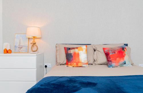 Southampton Casa | Modern 2BR Retreat in Southampton - Balcony, Free parking & Wifi