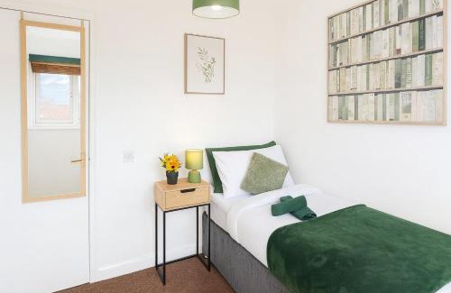 Great Linford Apartamento | Modern 2BR Stay FREE WIFI FREE PARKING