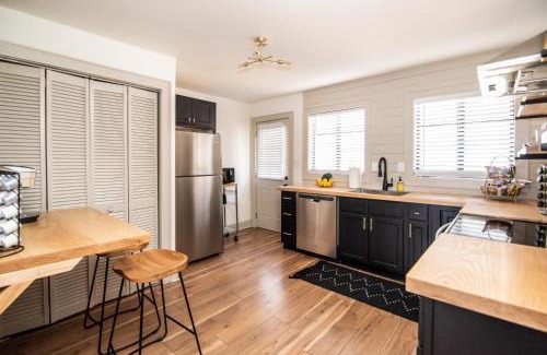 West End Casa | Modern 2BR Stay In Historic West End Near Downtown